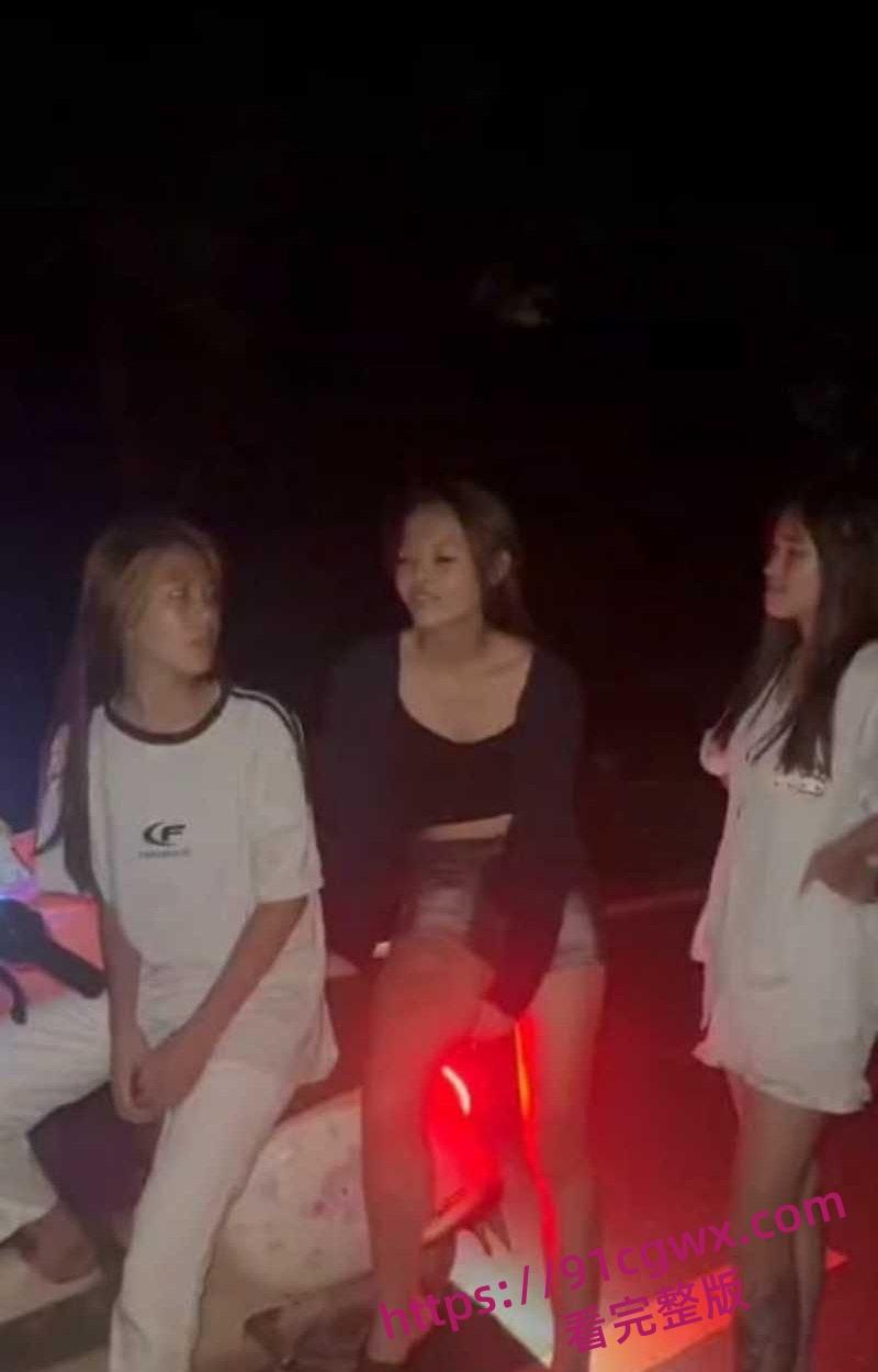 广东爆炸级精神小妹霸凌现场地板暴打失控 拳脚如雨点砸到血肉模糊啊!-2