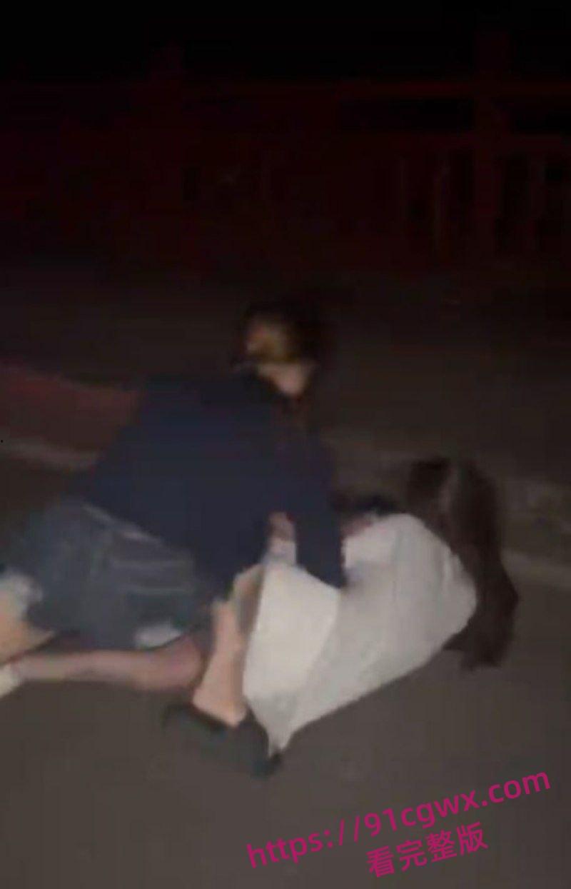 广东爆炸级精神小妹霸凌现场地板暴打失控 拳脚如雨点砸到血肉模糊啊!-3