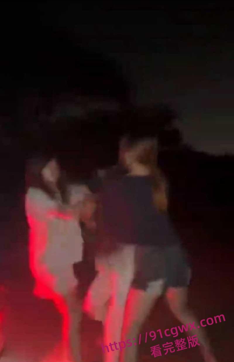 广东爆炸级精神小妹霸凌现场地板暴打失控 拳脚如雨点砸到血肉模糊啊!-5