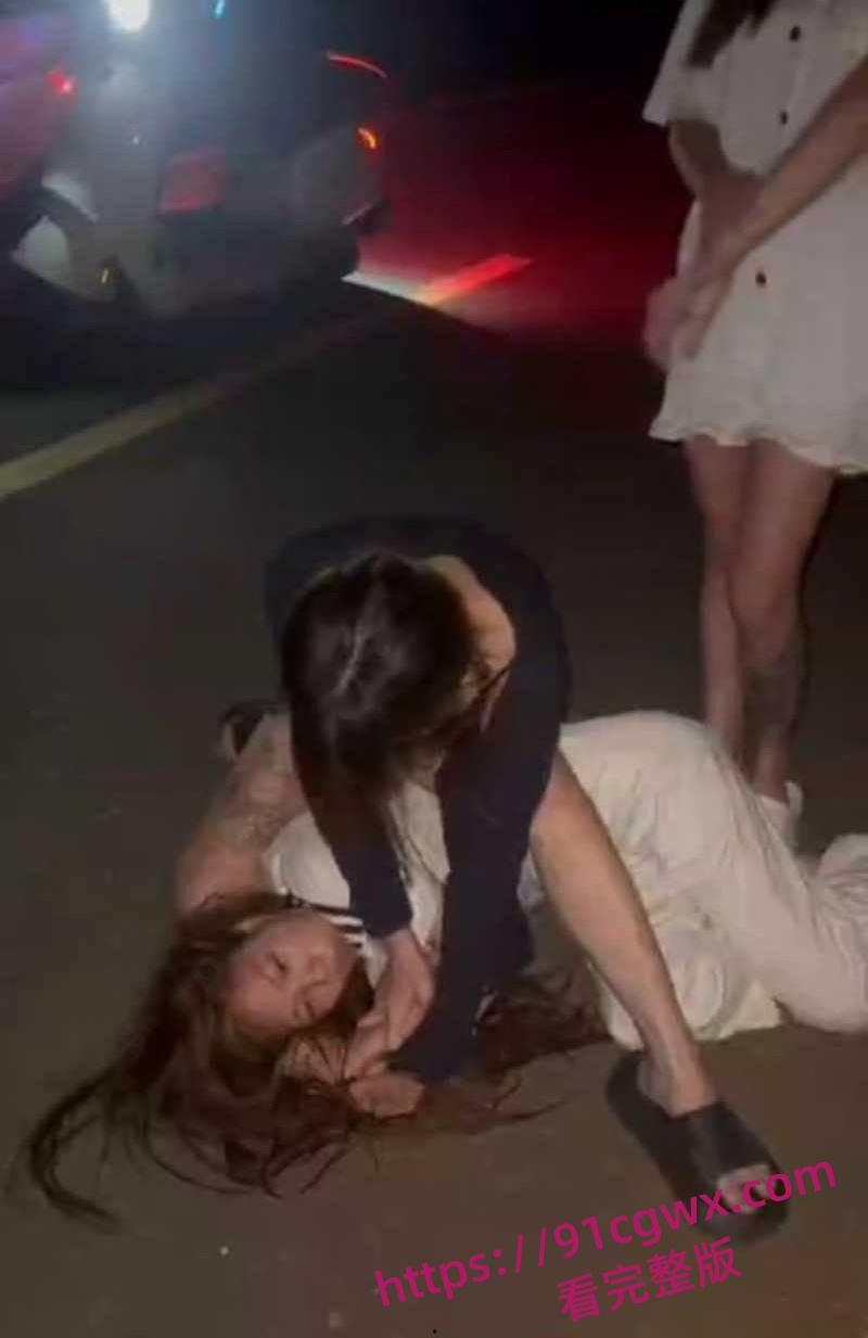 广东爆炸级精神小妹霸凌现场地板暴打失控 拳脚如雨点砸到血肉模糊啊!-6