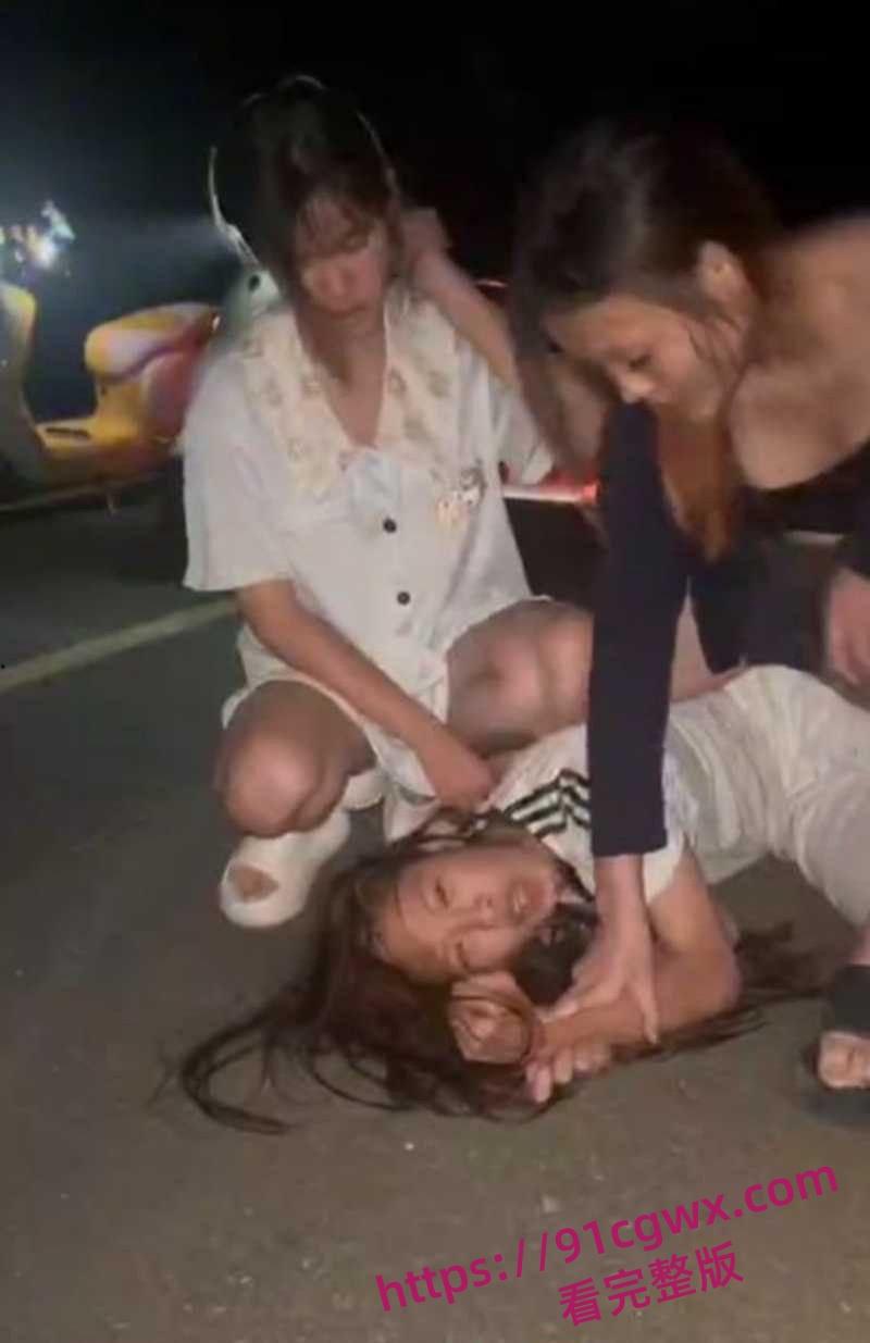 广东爆炸级精神小妹霸凌现场地板暴打失控 拳脚如雨点砸到血肉模糊啊!-7