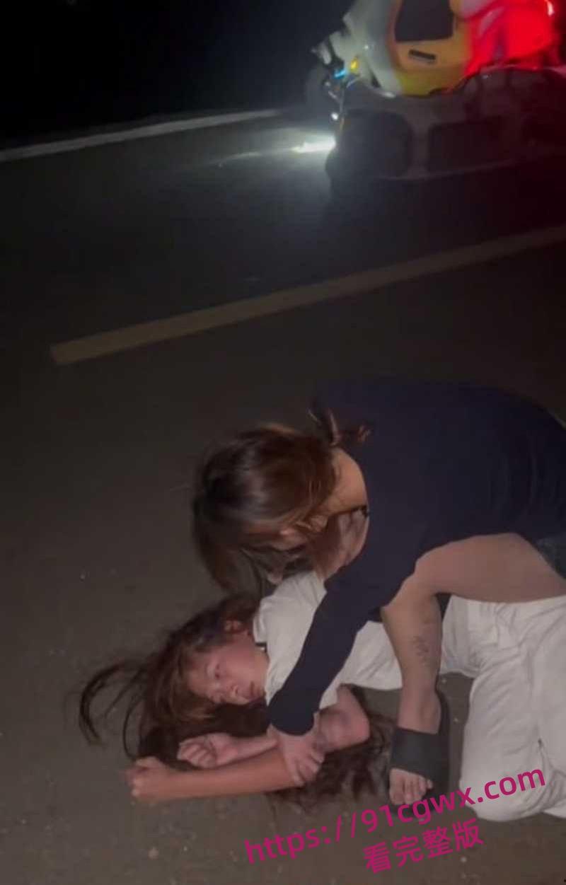 广东爆炸级精神小妹霸凌现场地板暴打失控 拳脚如雨点砸到血肉模糊啊!-8