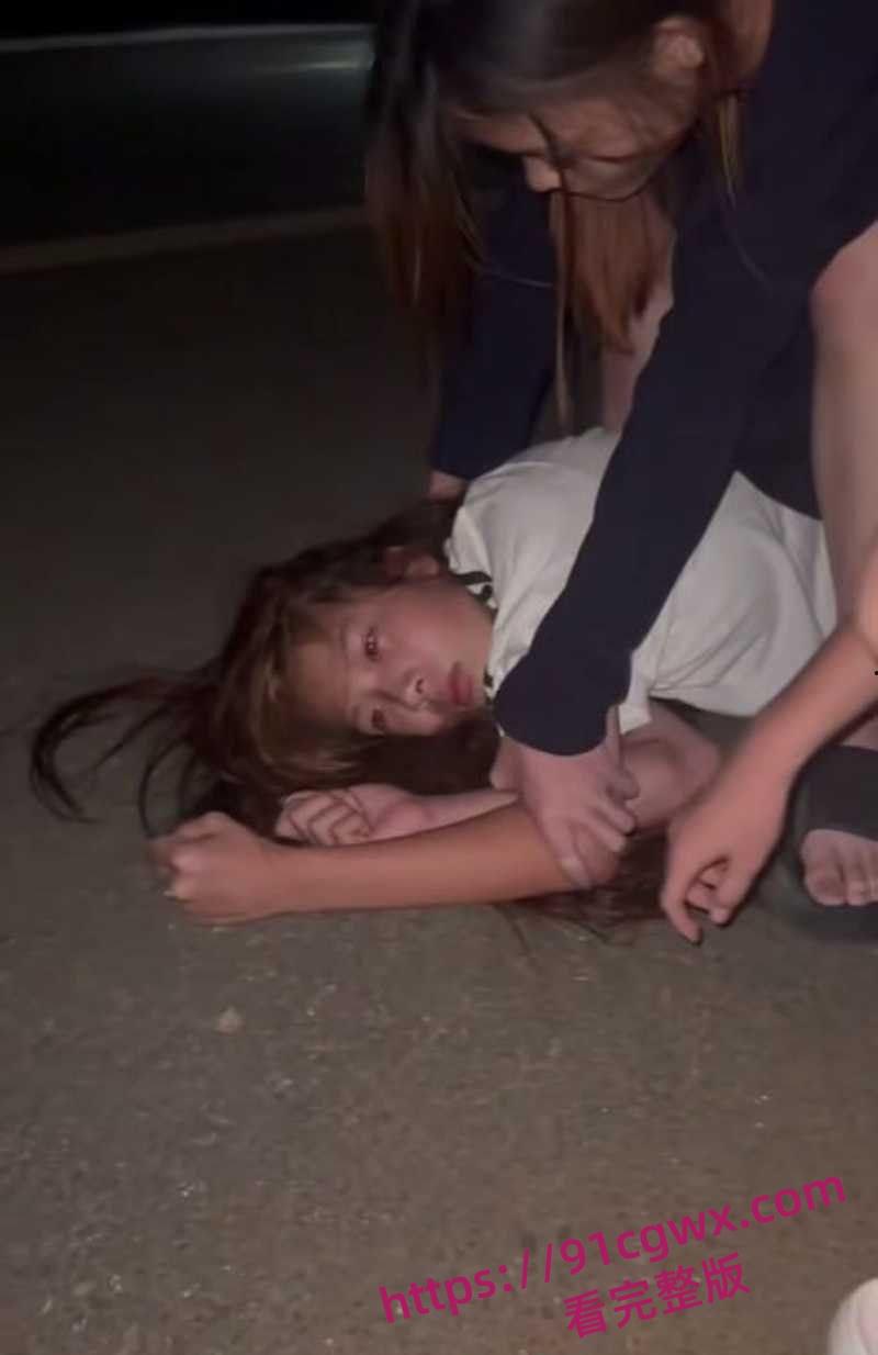 广东爆炸级精神小妹霸凌现场地板暴打失控 拳脚如雨点砸到血肉模糊啊!-9
