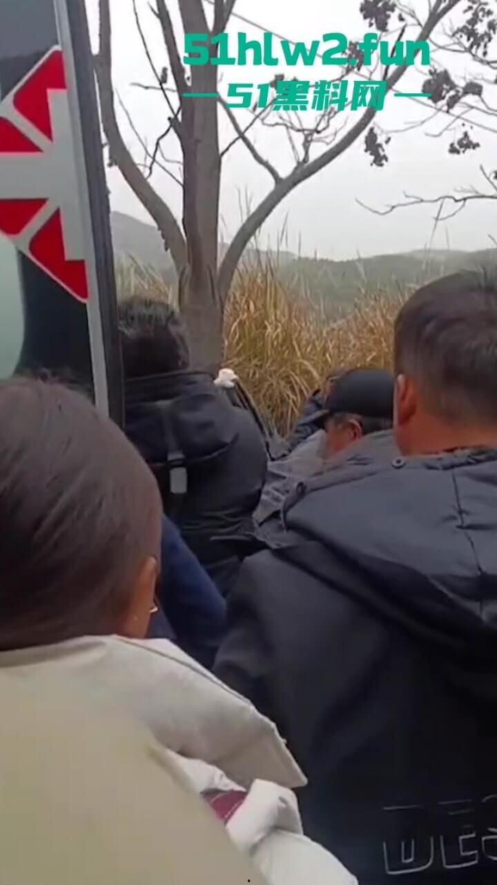 开车打盹儿险送命!湖南石门皂市水库一货车突然失控撞上山体,车头报废人差点归西 。-8