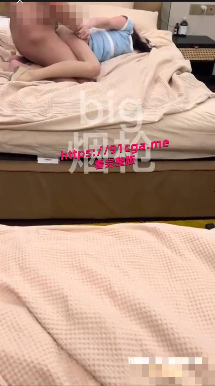 空姐被肥胖男强奸，空姐不一定在飞机上 也可能在我的床上 被灌了神仙水竟然还能反抗意志力太强了-3