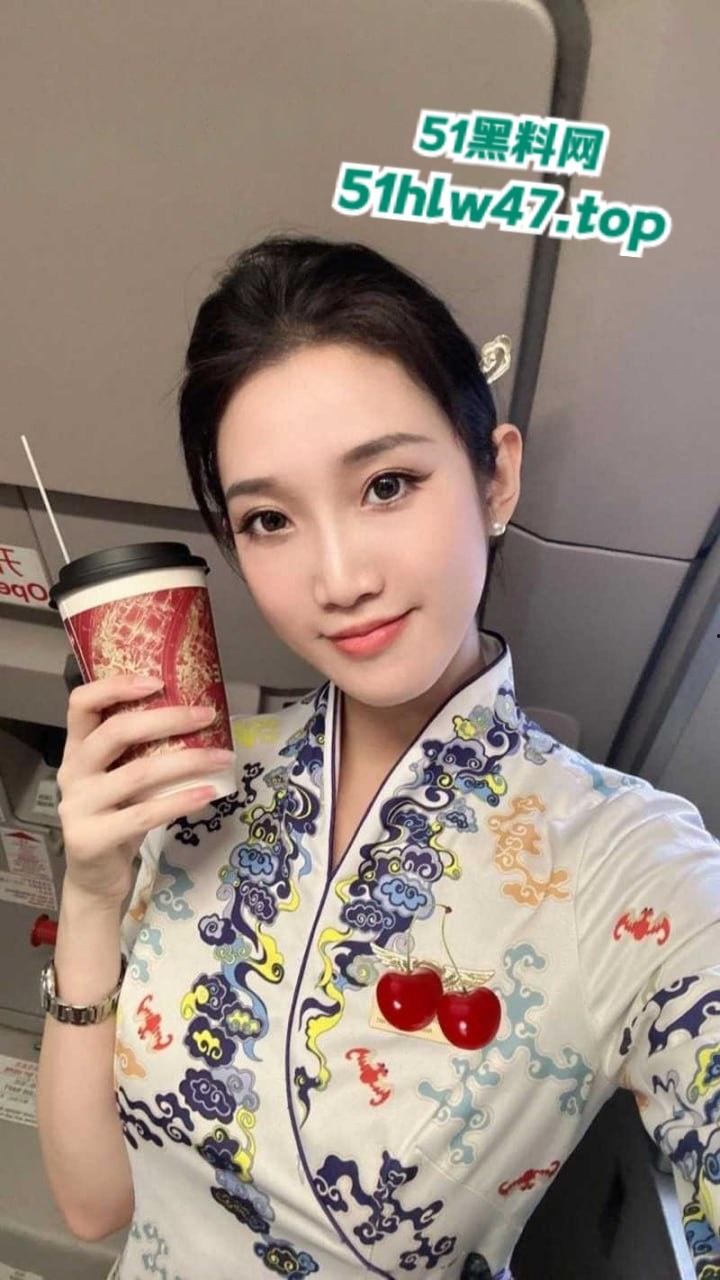 海航绝美空乘【雨晴】高颜值长腿女神,竟偷偷下海接客化身制服女王高跟踩屌,白虎骚穴被无套打桩爆操。-4