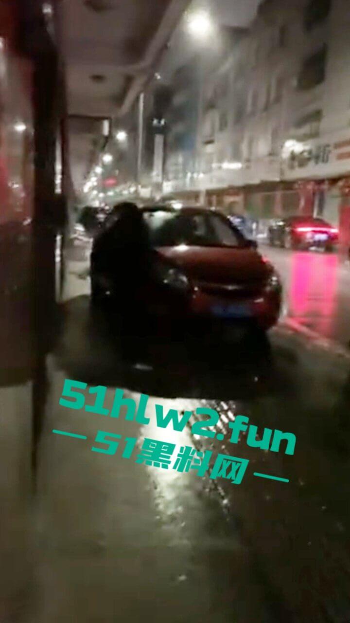 广东渣女开男友车装白富美出轨车震情人,男友用GPS找到当场抓住俩人奸情胆子是真大啊。-1