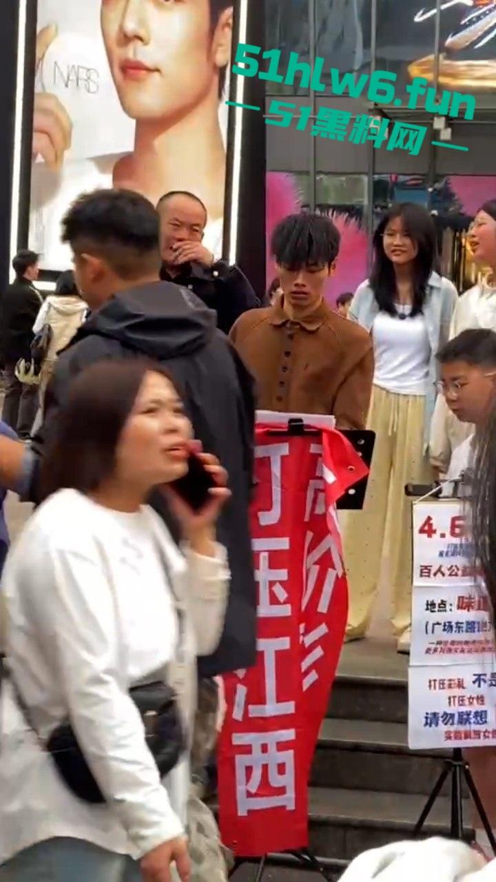 我了个骚刚开了眼了!谈了八年付出70多万女方买房一分不出,小伙崩溃街骂女友激情分手!-4