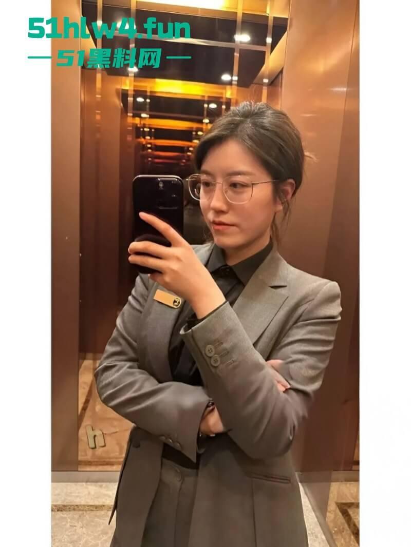 南通金牌售楼小姐【郭智玲】三天卖4套房背后的秘密!看房就发裸照买房就送逼,只要钱到位3P内射任意玩。-1