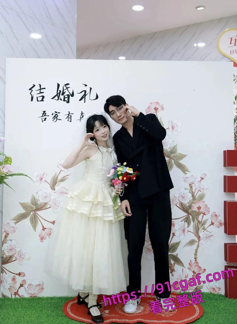 24 岁骚货新娘背地里就是一个骚逼母狗,结婚前一夜还和炮友穿着婚纱交流!-2