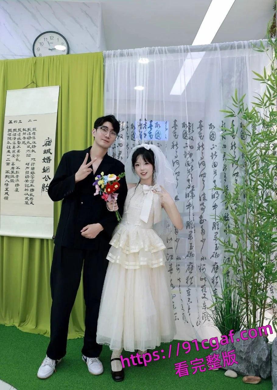 24 岁骚货新娘背地里就是一个骚逼母狗,结婚前一夜还和炮友穿着婚纱交流!-3