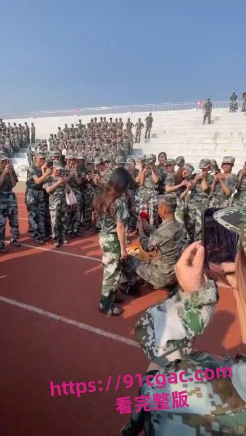 教官跪地表白女大学生抱住猛亲 相识不到半个月 成功忽悠单纯小女生!-3