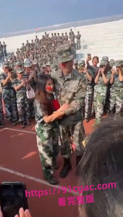 教官跪地表白女大学生抱住猛亲 相识不到半个月 成功忽悠单纯小女生!-4