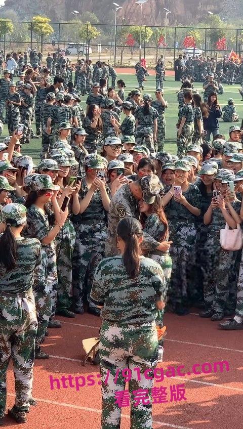 教官跪地表白女大学生抱住猛亲 相识不到半个月 成功忽悠单纯小女生!-6