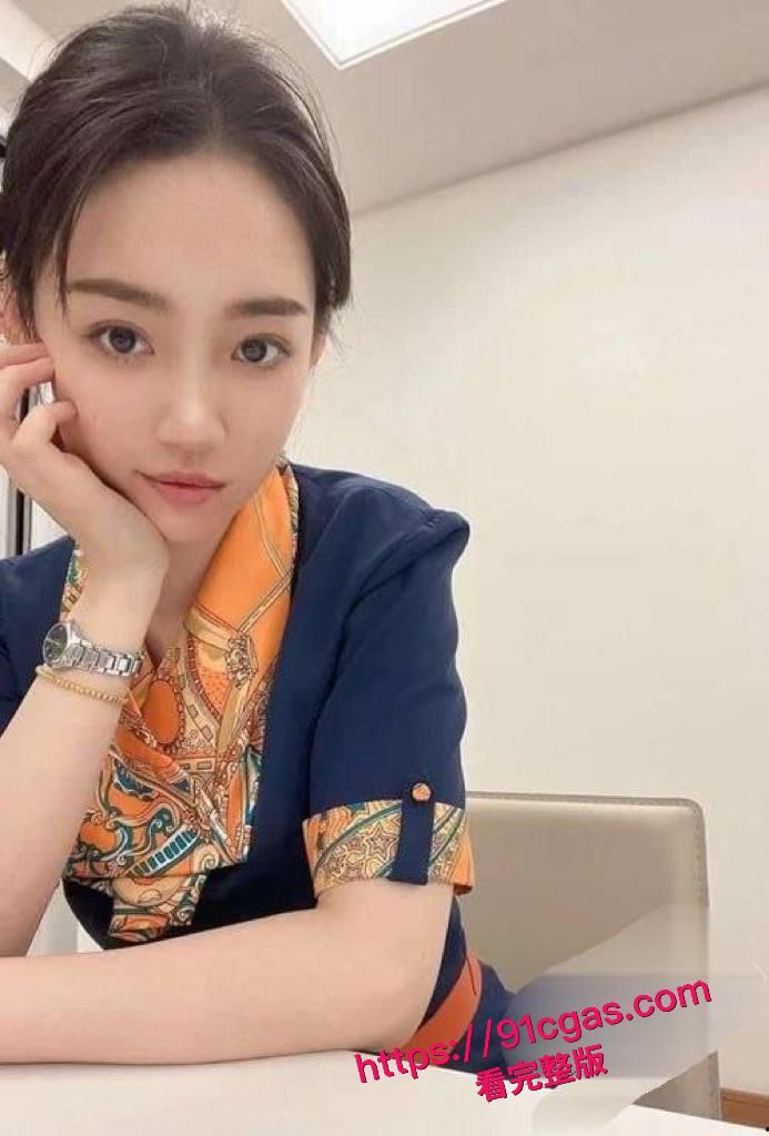 优雅空姐张颖，青岛航空乘务长，制服下的完美身材惊艳四座！-1