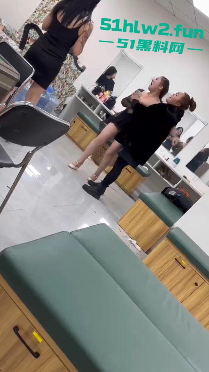 按摩会所女技师吵架,在候场房俩骚鸡对战露出大胸器那一刻,这姐妹就已经赢了这大奶子太顶了。-5