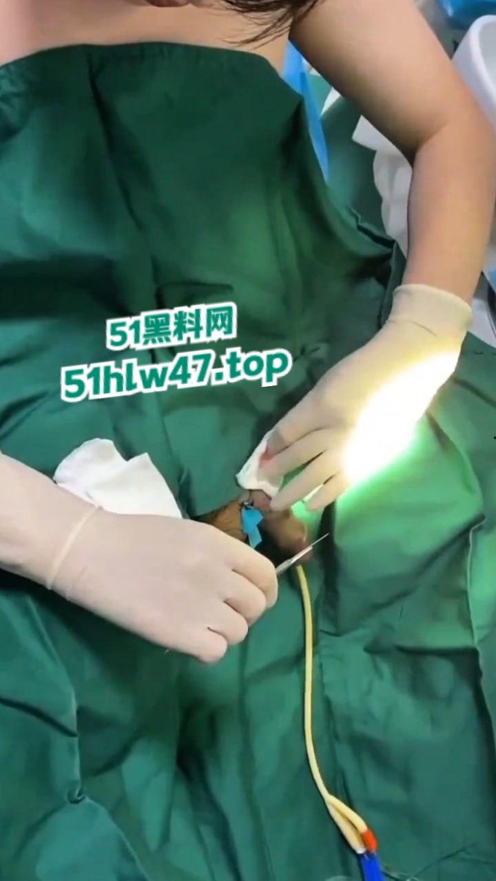 【血腥恐怖】00后小伙阉割鸡巴,自己动手割下来后口交,这特么是什么操作?-1