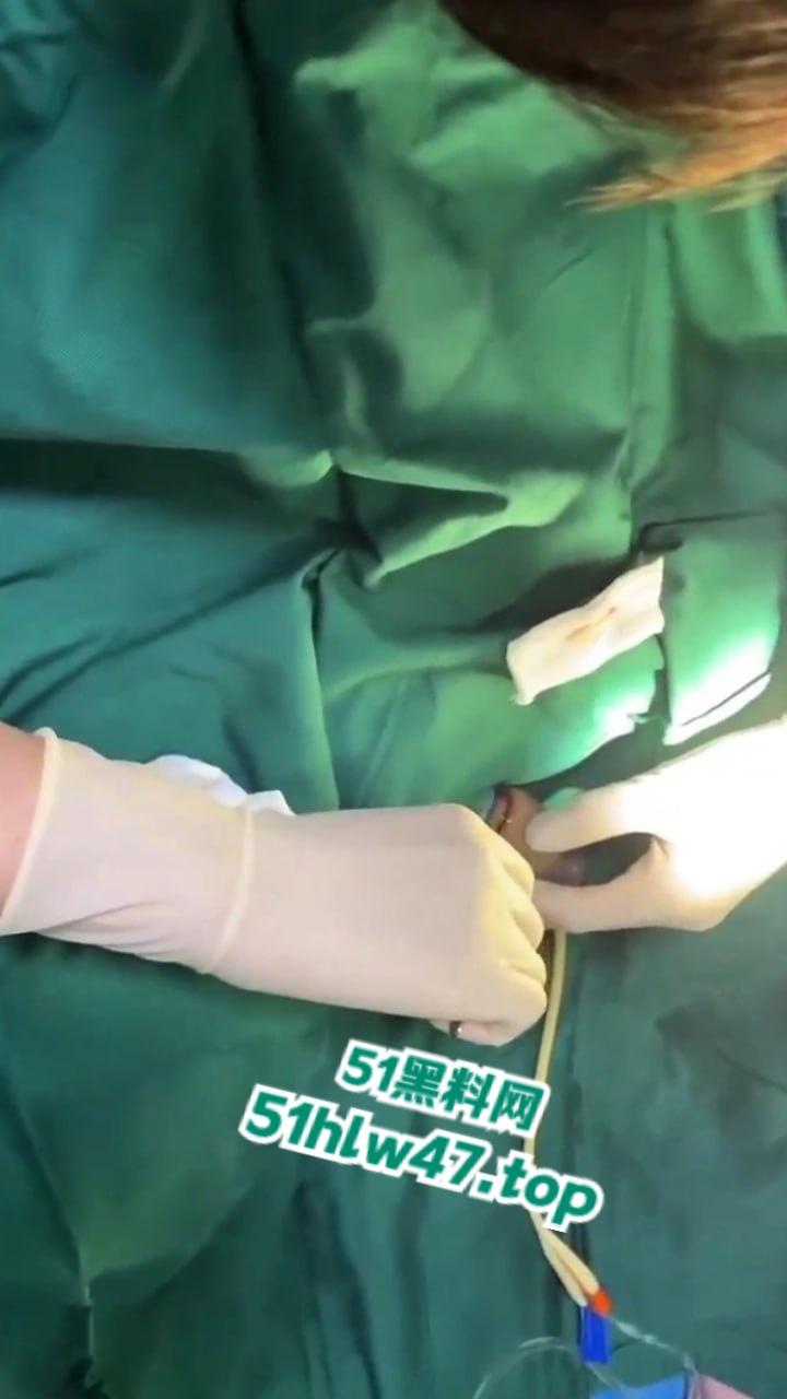 【血腥恐怖】00后小伙阉割鸡巴,自己动手割下来后口交,这特么是什么操作?-2