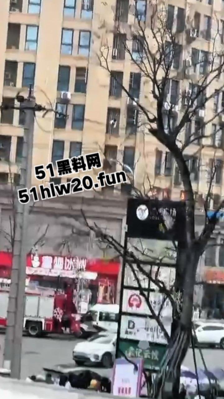自杀跳楼实拍,辽宁十几岁女孩因谈恋爱被家人阻止,被家人囚禁在家中,女孩逃出窗外跳楼自杀。-2