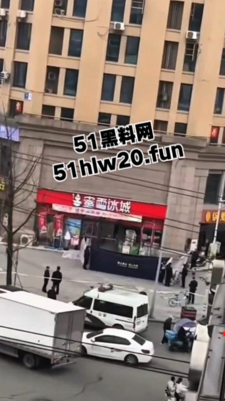 自杀跳楼实拍,辽宁十几岁女孩因谈恋爱被家人阻止,被家人囚禁在家中,女孩逃出窗外跳楼自杀。-7
