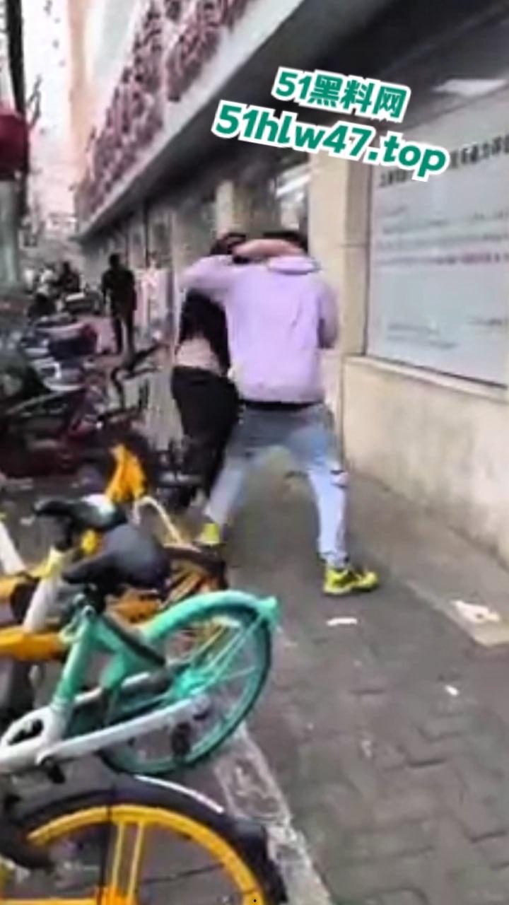 广州黑人被精神小伙爆揍,网友恶嘲这是汉人殖民者,在广坎达街头殴打土著,原来广州早已被黑人占领了啊!-4