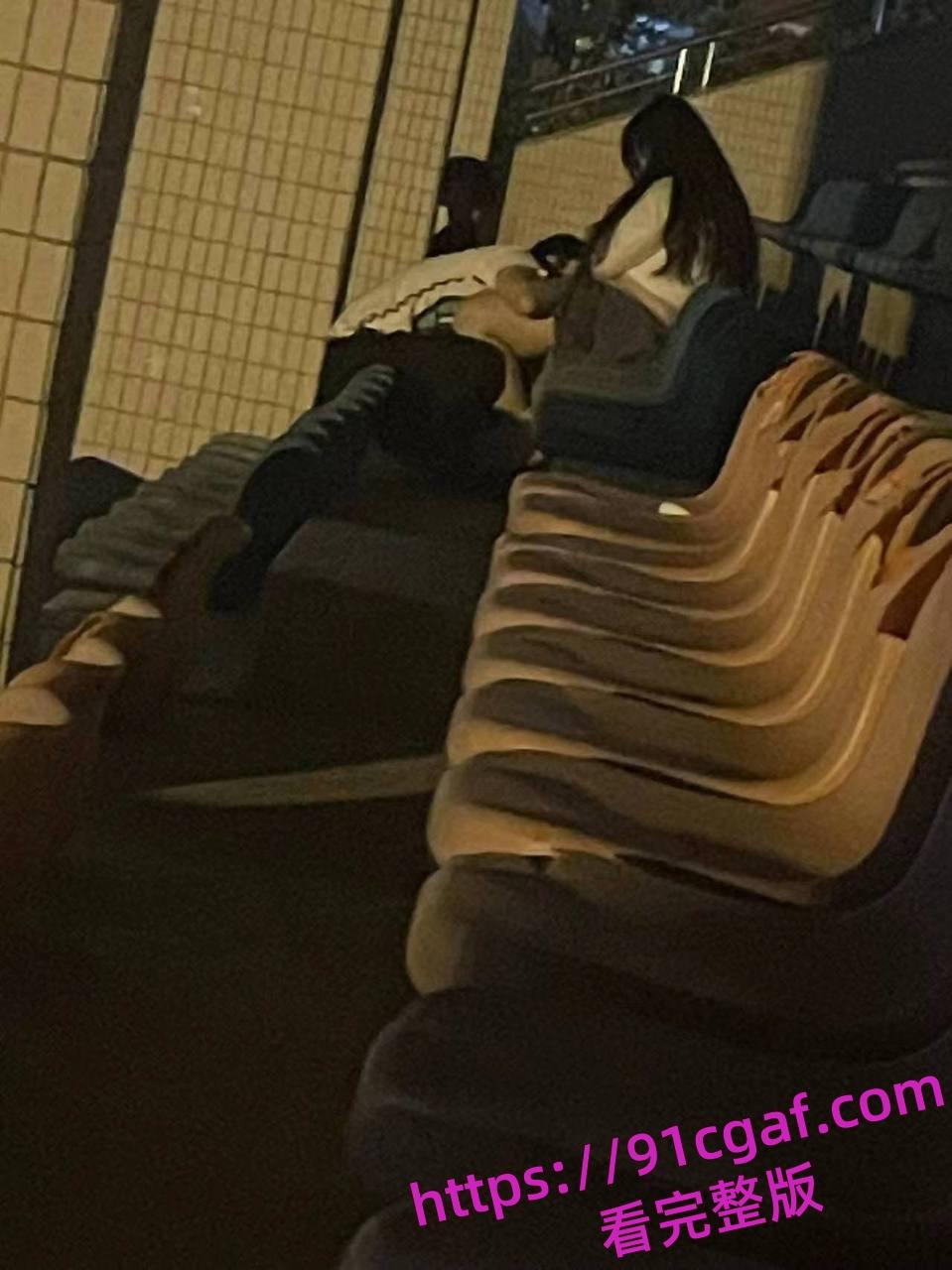 某学校小情侣在操场观众席上实在是憋不住直接搞上了，主打一个刺激！-6