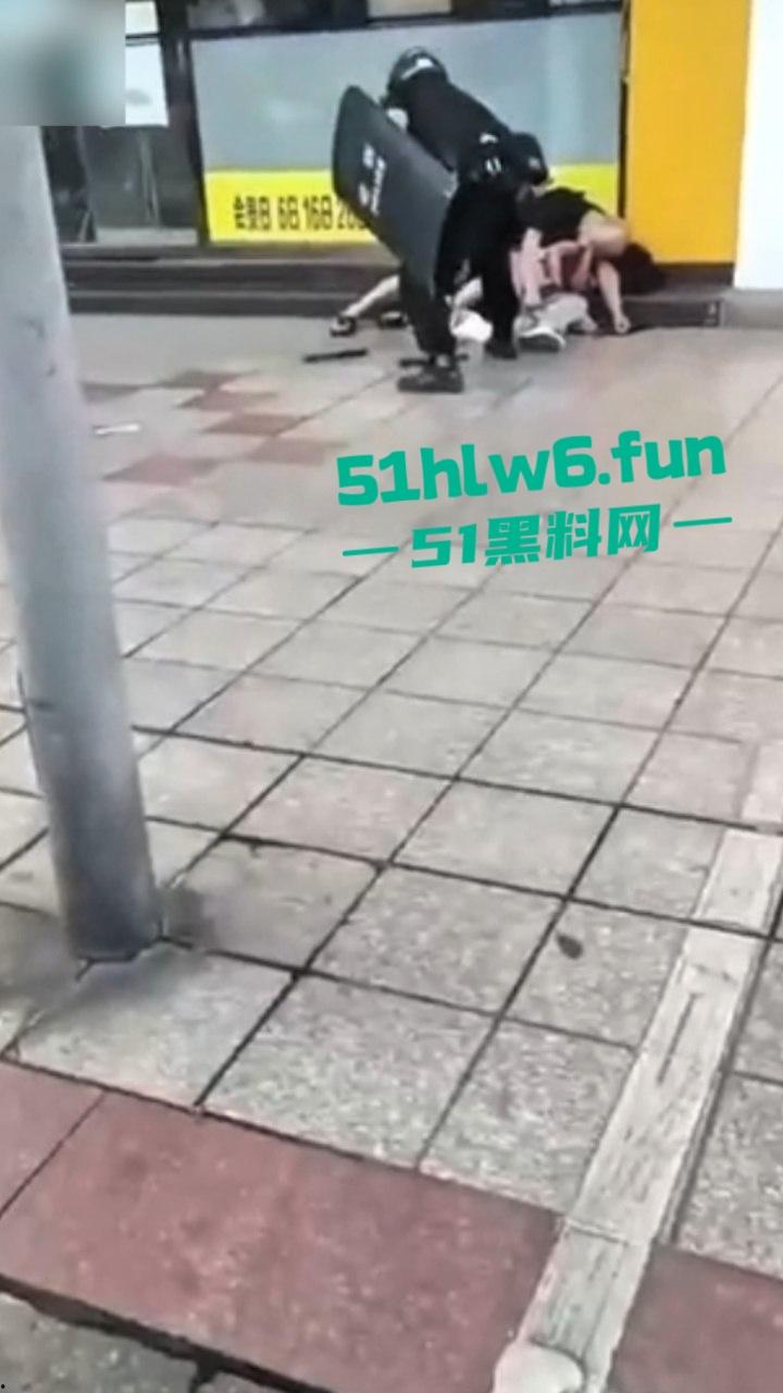 四川德阳什邡小广场,恶意杀人恶性事件两人是夫妻,据说因妻子出轨男子持刀直接杀妻。-2