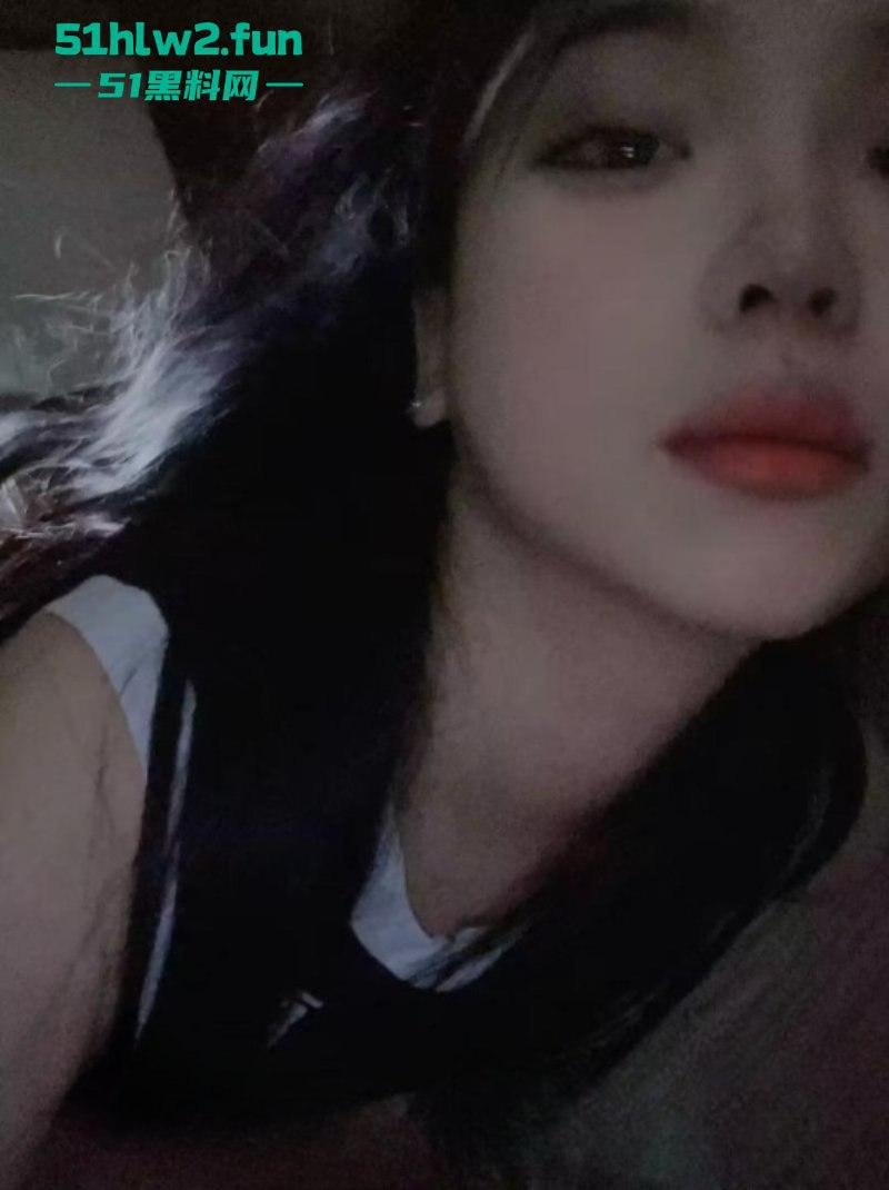 四川颜值嫩妹【李志君】04后长腿精神小妹 为了烟钱下海，向金主展现裸体稚嫩的身材太诱人了。-3