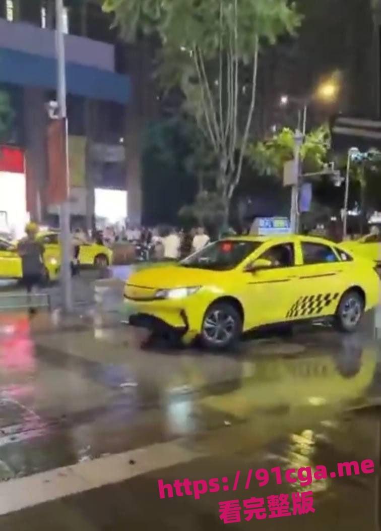 重庆疯狂出租车开车撞人,幸亏小伙身手敏捷无人受伤!-3
