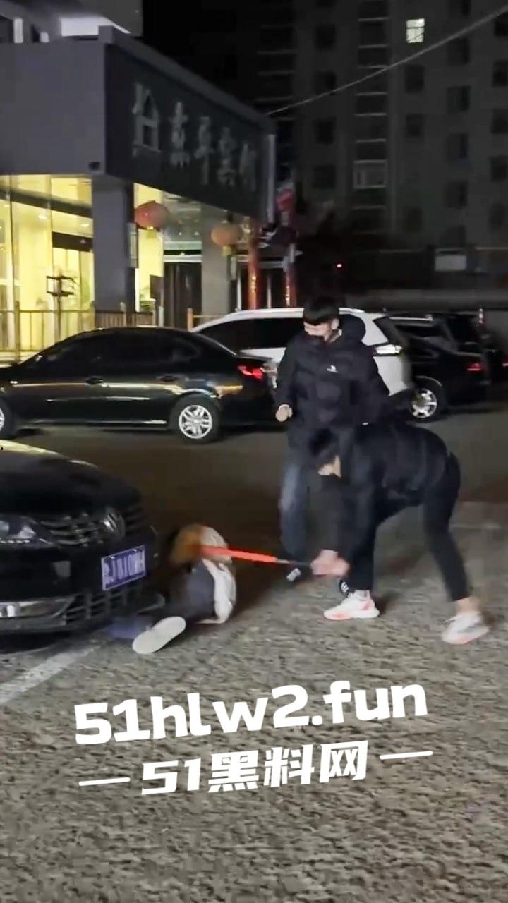 山东泰安街头斗殴一群混社会的网吧少年,在网吧门口堵学生因其女友被抢,叫人持械当街殴打。-6