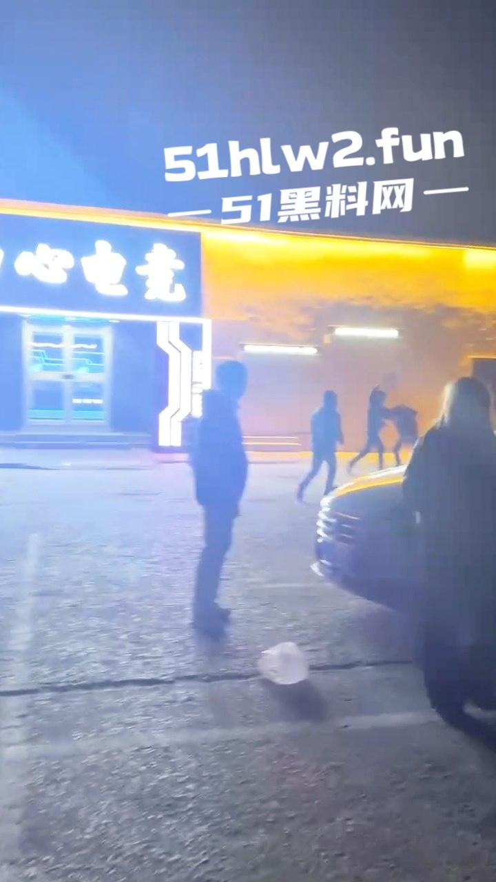 山东泰安街头斗殴一群混社会的网吧少年,在网吧门口堵学生因其女友被抢,叫人持械当街殴打。-8