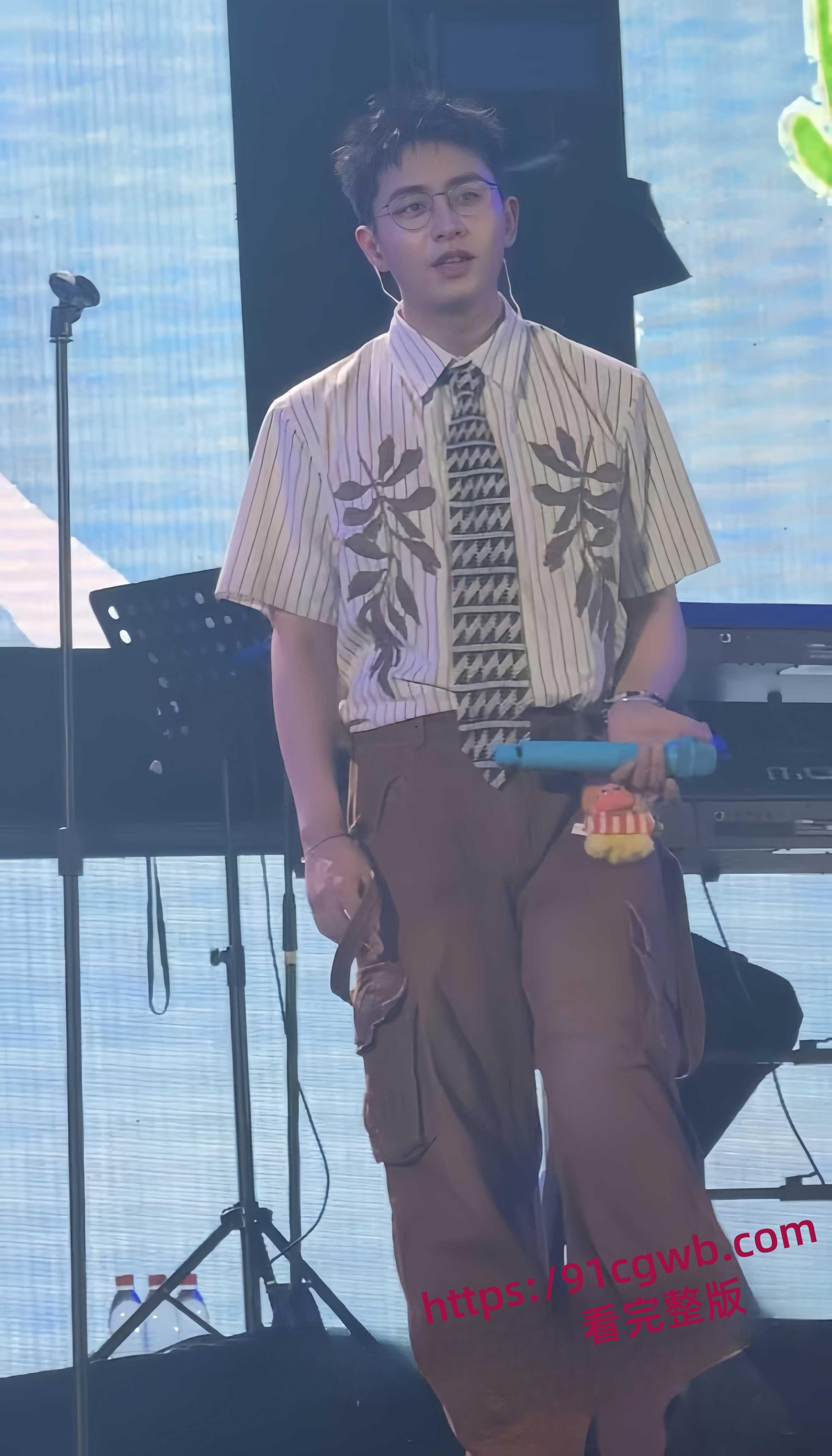 中国男歌手焦迈奇gay圈天菜被资方大佬当狗一样捆绑调教却一脸享受,焦贵妃果然是不同凡响!-1