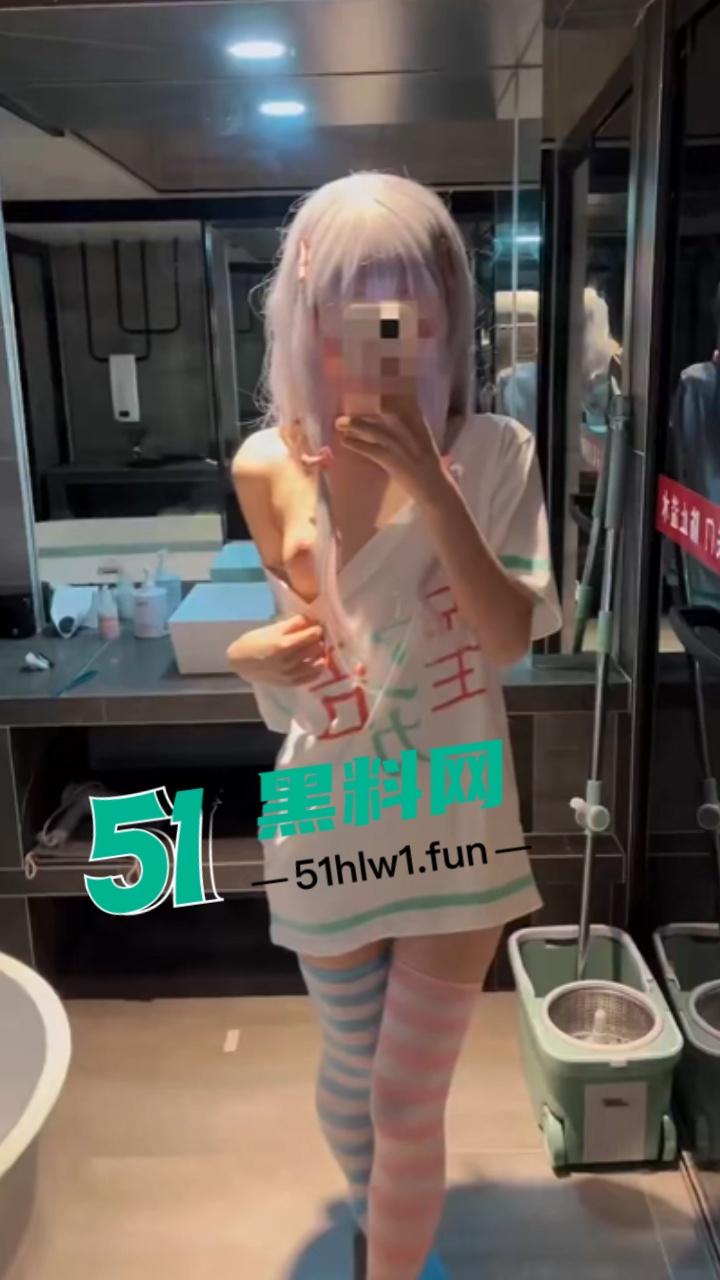 推特y2k少女博主【重生之我在X卖屁眼】首次直播撒尿元气少女对镜撒水，清纯羞涩太反差。-6