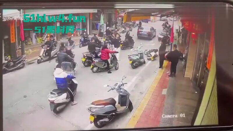 广东汕尾狗男女偷情被发现,原配开车撞男小三,下死手暴力殴打人差点没了!-5