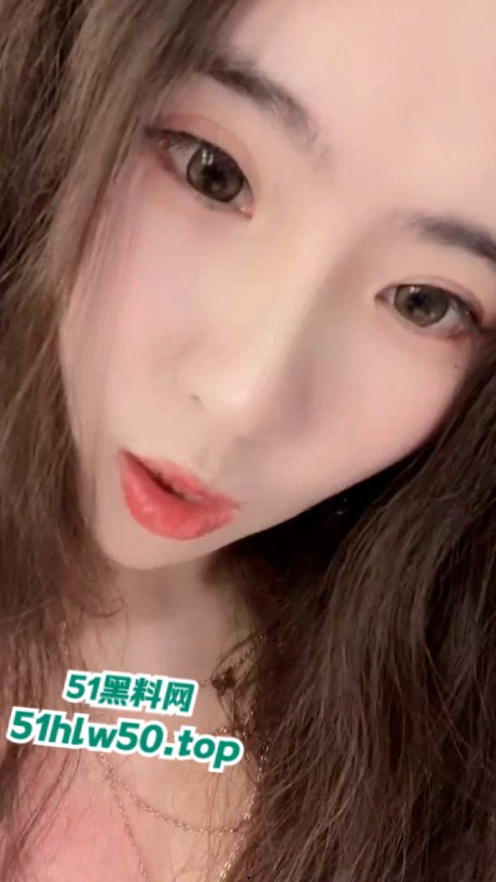 撸点爆满的【沪上十三姨】高冷艳气质美女，开档黑丝大尺度显得巨反差！-1