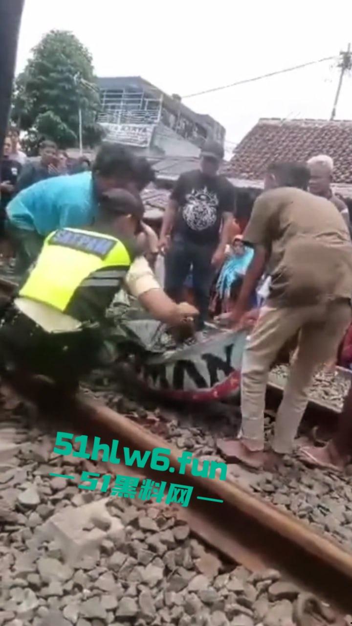 印度三哥作死现场,打横市男子一边玩游戏一边过火车道,结果遭遇货车碾压拖行100多米当场死亡。-2