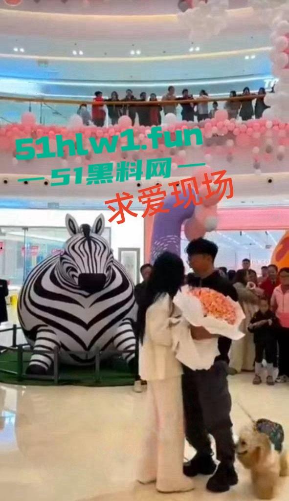 云南保山君悦广场大瓜,平安夜【王麒麟】表白原配直接现场抓奸曝光小三吃鸡视频。-2