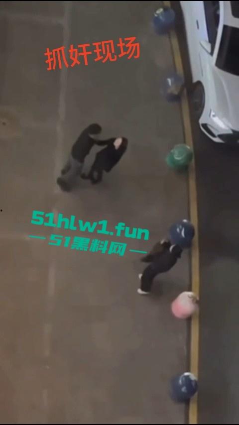 云南保山君悦广场大瓜,平安夜【王麒麟】表白原配直接现场抓奸曝光小三吃鸡视频。-3