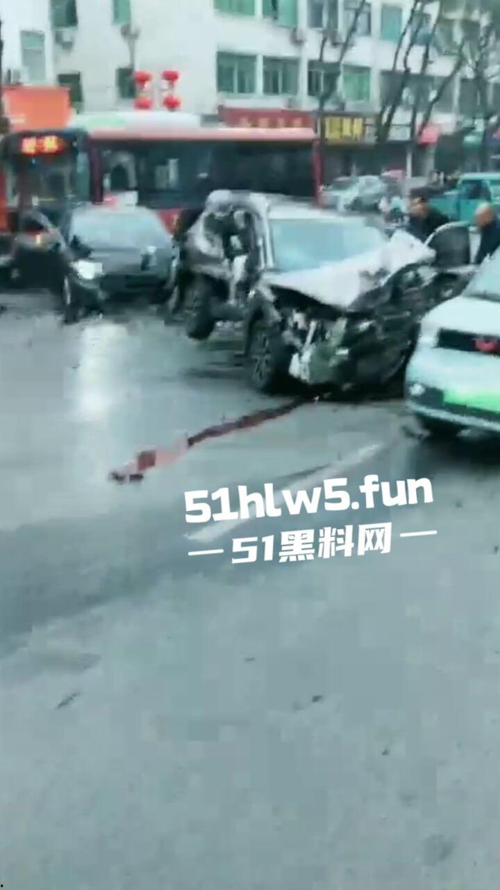 江苏镇江重大车祸,一辆纯电SUV逆行撞上对面轿车造成三人死亡,肇事司机抢救后并无生命危险。-5