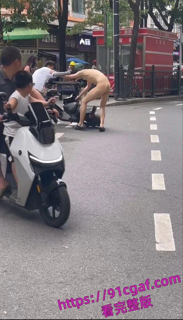 哥们胆大包天！一男子一丝不挂裸体尾随别人女友行为诡异-4