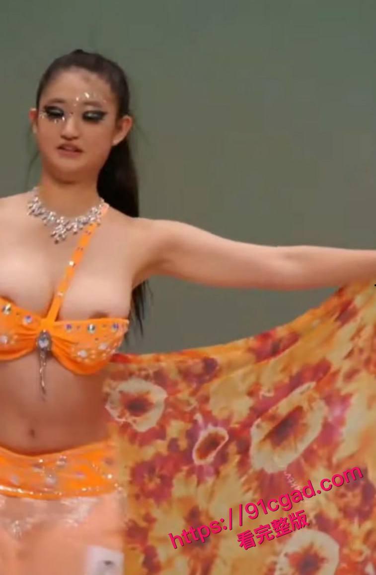 北京艺术学院艺考生 周淑 表演时裹胸脱落 露出深色乳晕!-4