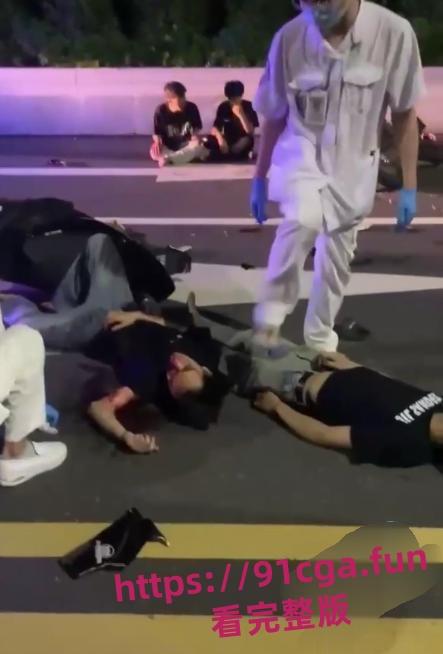 广东中山小榄绿道凌晨鬼火少年飙车秀特技酿惨烈车祸!多人头破血流哀嚎不断!-4