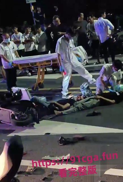 广东中山小榄绿道凌晨鬼火少年飙车秀特技酿惨烈车祸!多人头破血流哀嚎不断!-7