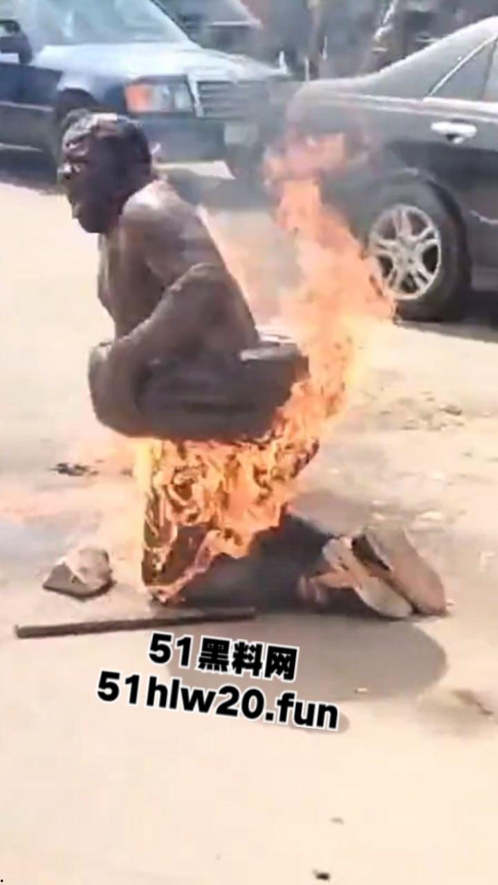尼日利亚私刑现场,暴徒试图抢夺三轮车失败围观群众拒绝报警,改用私刑套轮胎烧人现场视频曝光。-1