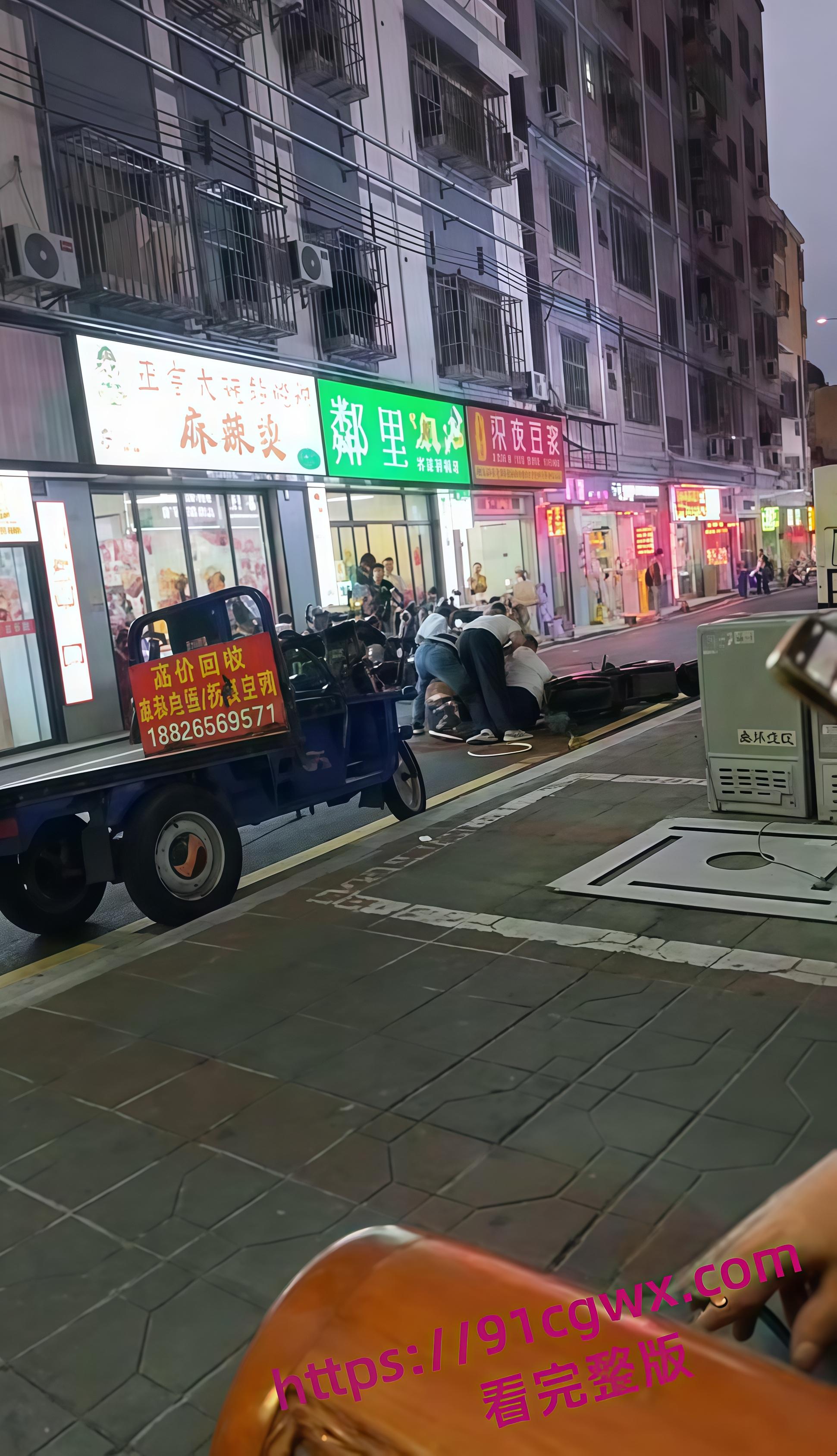 深圳龙岗出轨血案 女方挡刀护情夫,双双重伤血染街头,丈夫持刀被捕!-1