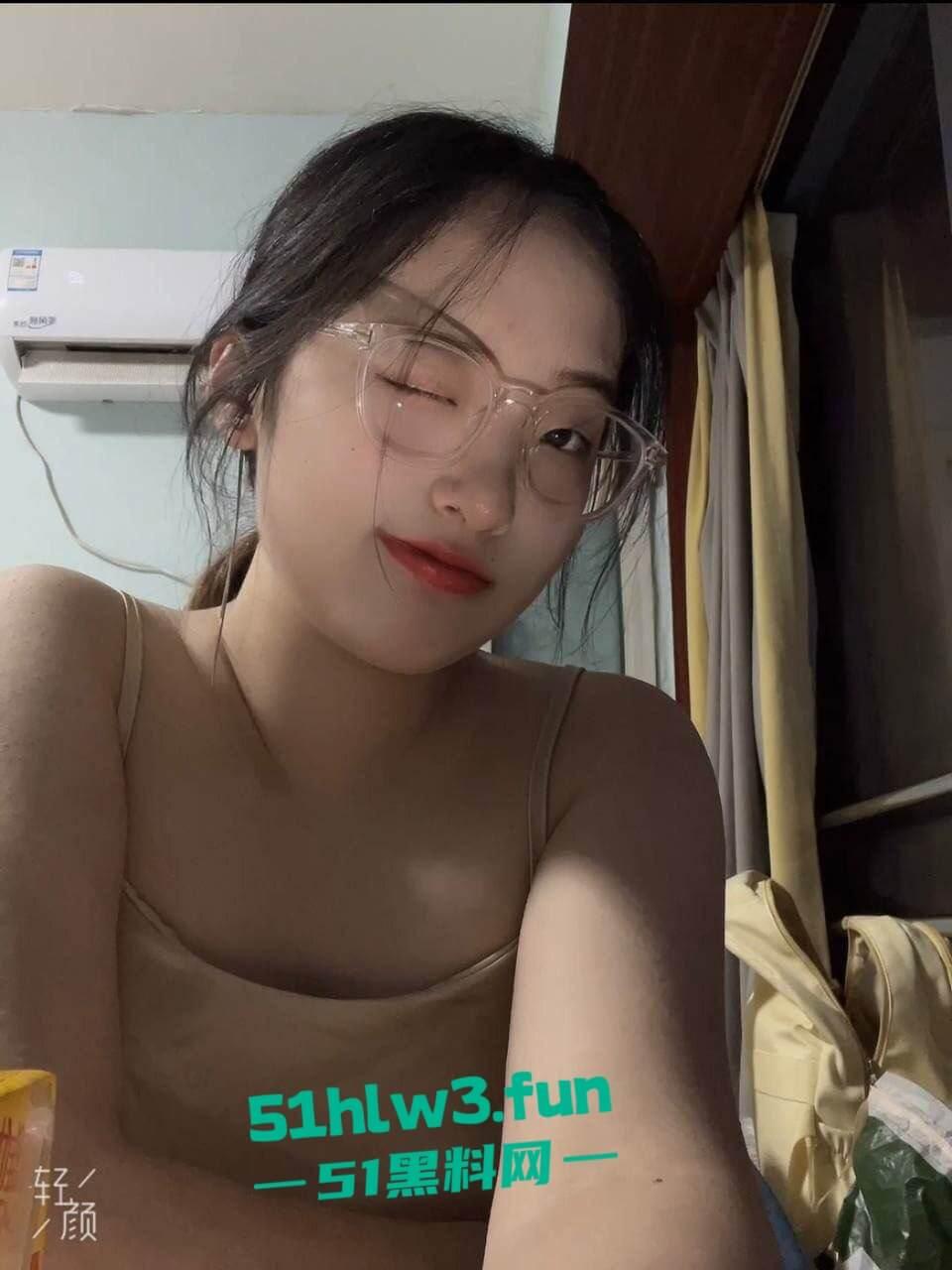 高颜值眼镜母狗【任梓欣】极品身材长腿反差婊，表面女神私下母狗被大屌主人拿下彻底沦为性奴。-1