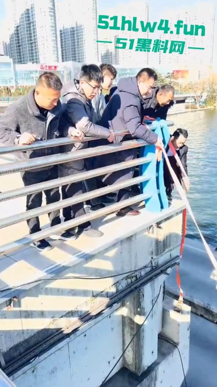 山东临沂跳桥事件,男子因分手想不开跳河自杀被英勇大叔救下,大叔跳下去那一刻真帅。-2