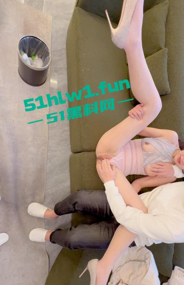 真实3P带着自己老婆和海友一起先吞精再内射，带着极品老婆沉浸式体验3P的暴力美学。-15