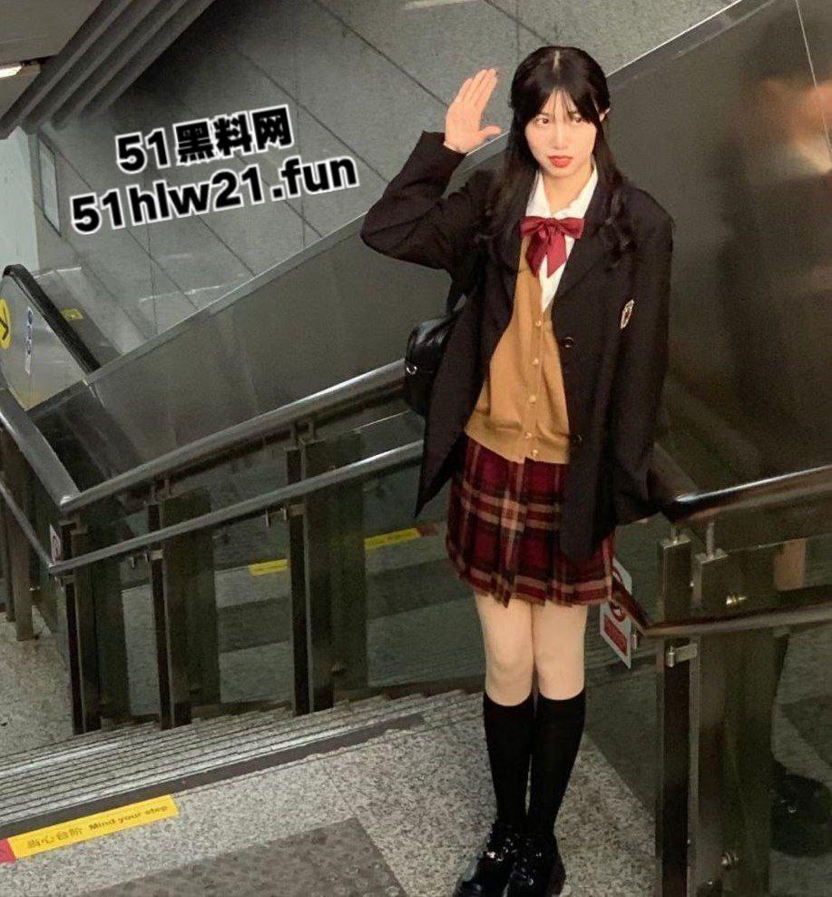 杭州校妓【方欣怡】身材高挑性感母狗,在教室给同学口交还背着男友被大叔包养,被男友曝光彻底成为校妓。-3