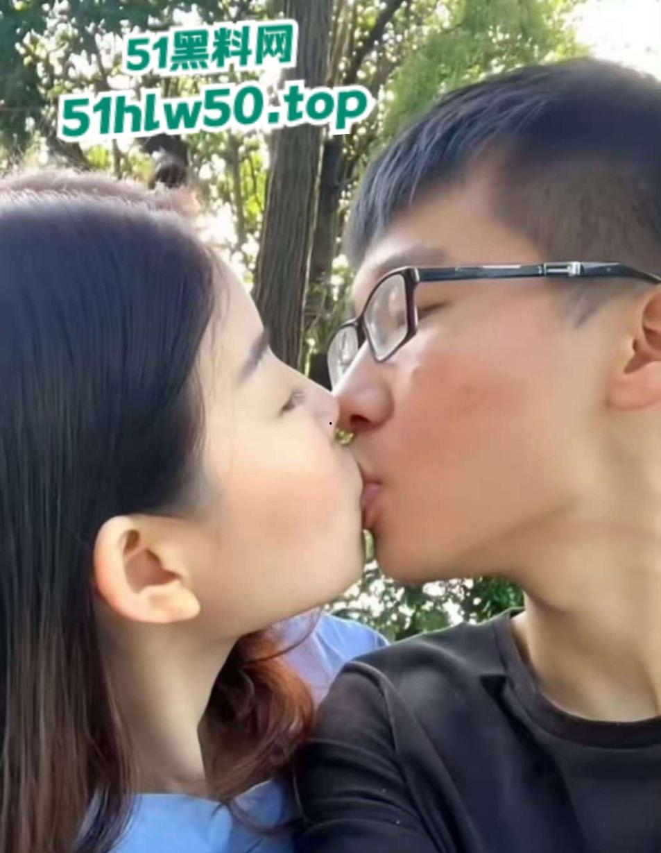 乱伦系列之母子，单身骚妈微博发亲吻照宣示亲儿使用权，居家做爱后入肥臀边包饺子边授精。-6